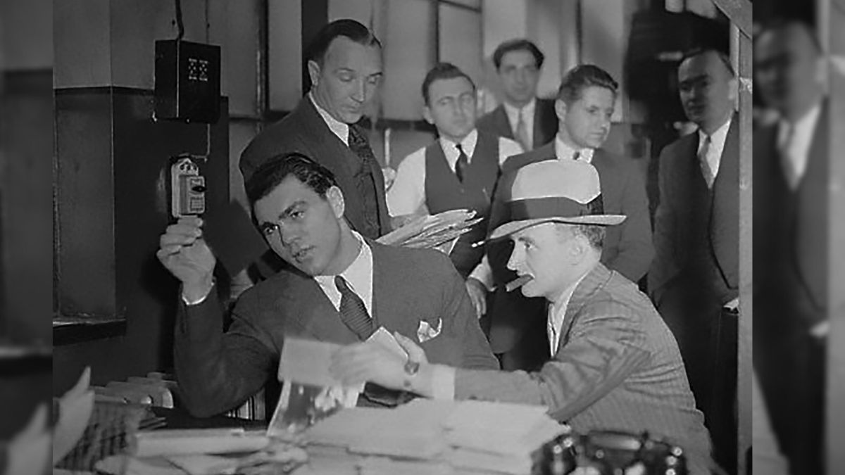 Schmeling tuvo el coraje de decirle “no” al mismísimo Adolf Hitler, cuando este le pidió que se desvinculara de quien manejaba su carrera, que era judío: “Nein, mein Führer. Recibí una carta del Ministerio de Deportes del Reich. También quieren que me separe de Joe Jacobs (en la foto, junto con el boxeador), mi manager desde 1928... Realmente necesito a Joe Jacobs. Todo mi éxito en Estados Unidos se lo debo a él”, le respondió. Años después, el dictador le cobraría la correspondiente factura por este desplante. Schmeling tuvo el coraje de decirle “no” al mismísimo Adolf Hitler, cuando este le pidió que se desvinculara de quien manejaba su carrera, que era judío: “Nein, mein Führer. Recibí una carta del Ministerio de Deportes del Reich. También quieren que me separe de Joe Jacobs (en la foto, junto con el boxeador), mi manager desde 1928... Realmente necesito a Joe Jacobs. Todo mi éxito en Estados Unidos se lo debo a él”, le respondió. Años después, el dictador le cobraría la correspondiente factura por este desplante.