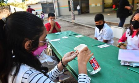 Iniciando el programa de revinculación, algunas escuelas públicas de Córdoba reabrieron sus puertas hoy bajo estrictos protocolos. Iniciando el programa de revinculación, algunas escuelas públicas de Córdoba reabrieron sus puertas hoy bajo estrictos protocolos.