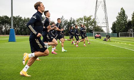 Los jugadores del Lees entrenan en Thorp Arch a la espera de que la dirigencia del club cierre la continuidad de Marcelo Bielsa. Los jugadores del Lees entrenan en Thorp Arch a la espera de que la dirigencia del club cierre la continuidad de Marcelo Bielsa.
