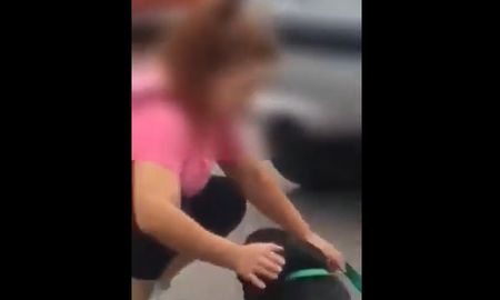 La mujer, de 43 años, ató a su perro con una cadena a un Peugeot 206. Captura del video La mujer, de 43 años, ató a su perro con una cadena a un Peugeot 206. Captura del video