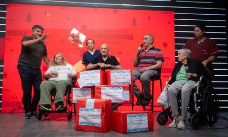 Con aportes pequeños pero llenos de sentido, lograron armar siete cajas completas para otras siete familias santafesinas. Con aportes pequeños pero llenos de sentido, lograron armar siete cajas completas para otras siete familias santafesinas.