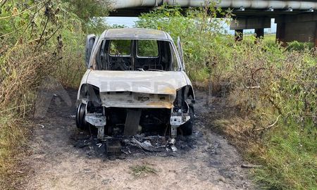 El vehículo quedó totalmente destruido tras el fuego. El vehículo quedó totalmente destruido tras el fuego.