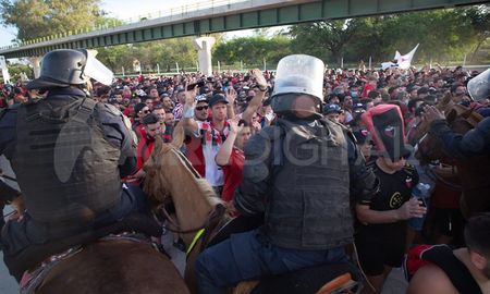 El operativo policial se vio desbordado por los hinchas de Colón. El operativo policial se vio desbordado por los hinchas de Colón.