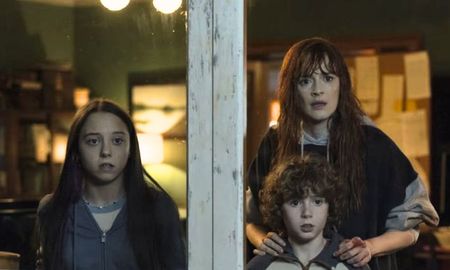 La serie española que juega con el misterio y el miedo psicológico. La serie española que juega con el misterio y el miedo psicológico.
