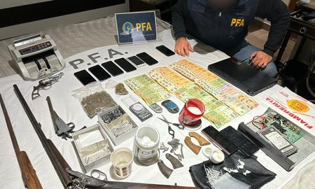 Se secuestró cocaína, marihuana, balanzas de precisión, dos revólveres, dos escopetas y dinero. Se secuestró cocaína, marihuana, balanzas de precisión, dos revólveres, dos escopetas y dinero.