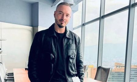 J Balvin saludó a cada fan que se acercó a saludarlo. J Balvin saludó a cada fan que se acercó a saludarlo.