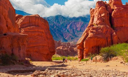La localidad de Cafayate reúne paisajes, historia y sabores únicos, ideales para unas vacaciones inolvidables en familia. La localidad de Cafayate reúne paisajes, historia y sabores únicos, ideales para unas vacaciones inolvidables en familia.
