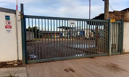 Aunque el Municipio había informado que el servicio sería normal, los camiones de Urbafe permanecieron en el predio y no realizaron recorridos este lunes feriado. Aunque el Municipio había informado que el servicio sería normal, los camiones de Urbafe permanecieron en el predio y no realizaron recorridos este lunes feriado.