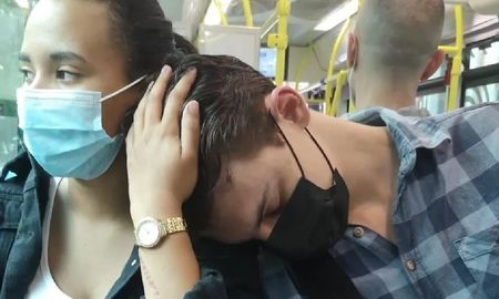 La romántica historia que se hizo viral y que tiene en vilo a todos: Un extraño se durmió en mi hombro y le aguanté la cabeza La romántica historia que se hizo viral y que tiene en vilo a todos: Un extraño se durmió en mi hombro y le aguanté la cabeza