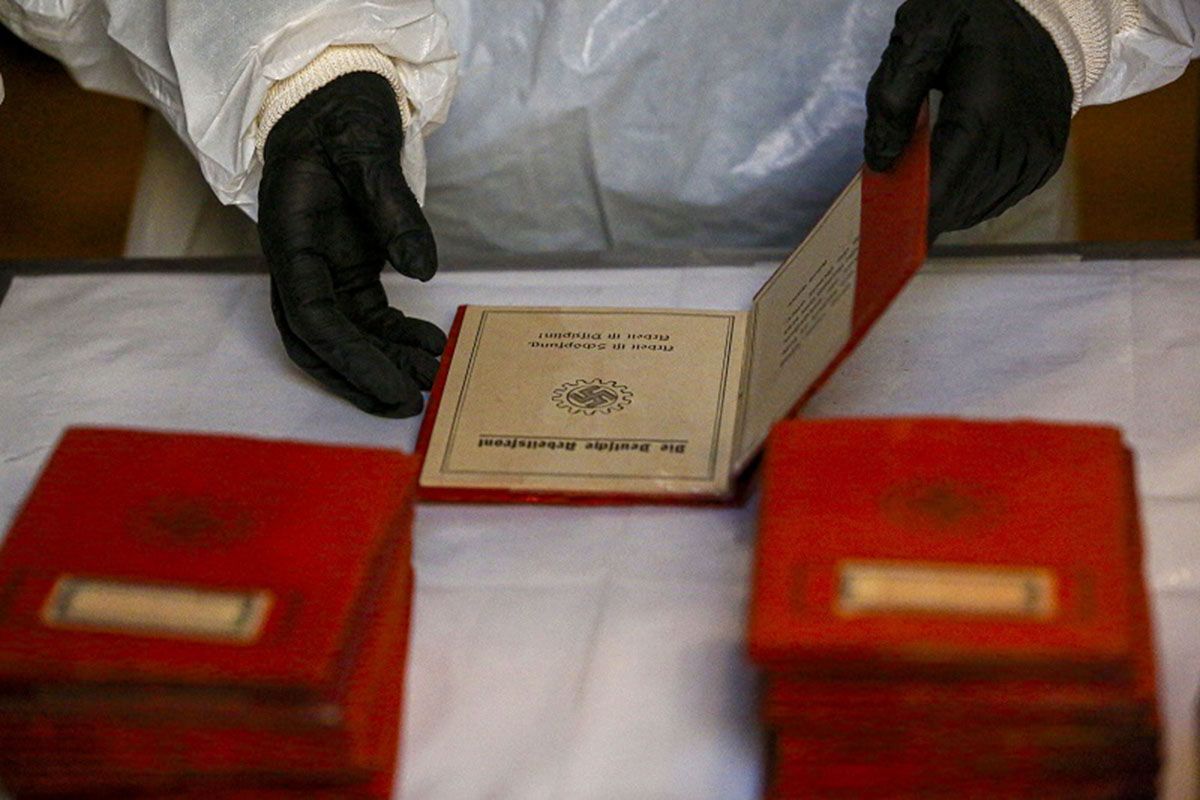 El descubrimiento incluye libretas con esvásticas