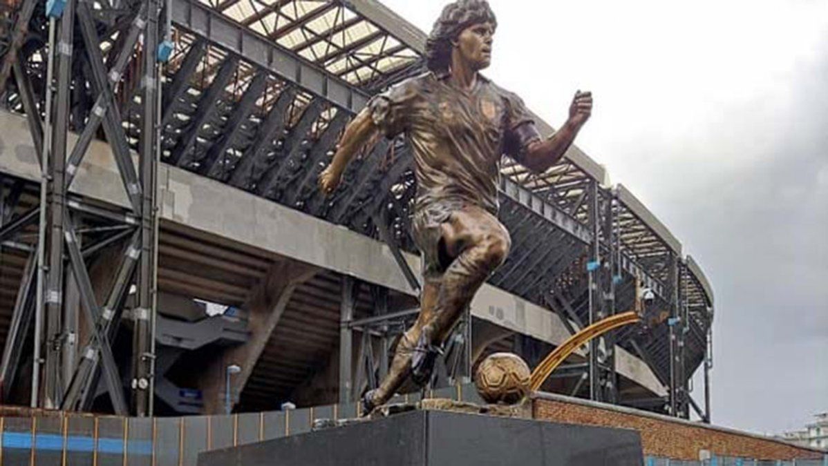 La estatua de Maradona que se inauguró a un año de su muerte en el estadio de Nápoles.