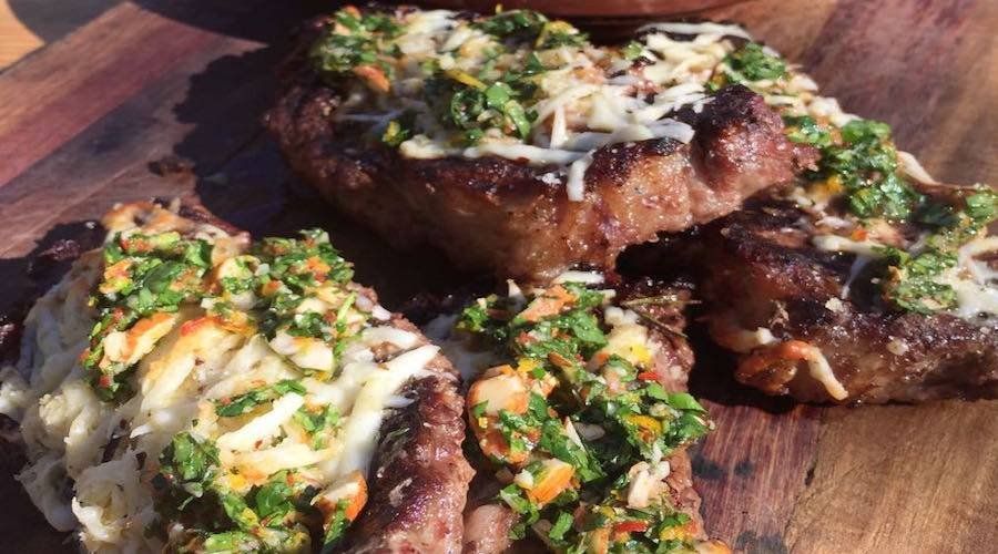 Bifes de chorizo con costra de provoleta