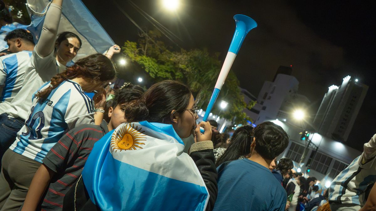 Así festejó Santa Fe la victoria de Argentina contra Inglaterra. Así festejó Santa Fe la victoria de Argentina contra Inglaterra.