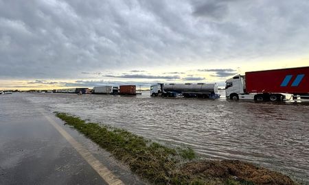 Las intensas lluvias obligaron a cortar el tránsito en la autopista Rosario-Buenos Aires. Así está la localidad de San Pedro este sábado por la tarde. Las intensas lluvias obligaron a cortar el tránsito en la autopista Rosario-Buenos Aires. Así está la localidad de San Pedro este sábado por la tarde.