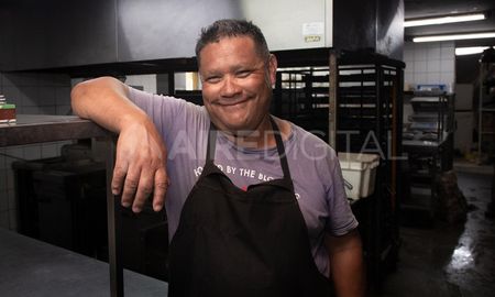 Cristino Centurión ayer era trapito en la plaza España y hoy vuelve a empezar en una cocina. Cristino Centurión ayer era trapito en la plaza España y hoy vuelve a empezar en una cocina.