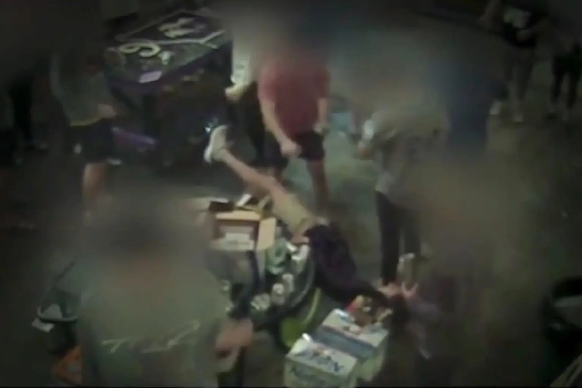 Las imágenes de vigilancia muestran a los hermanos de la fraternidad luchando por mover a Danny después de que se desmayó. 