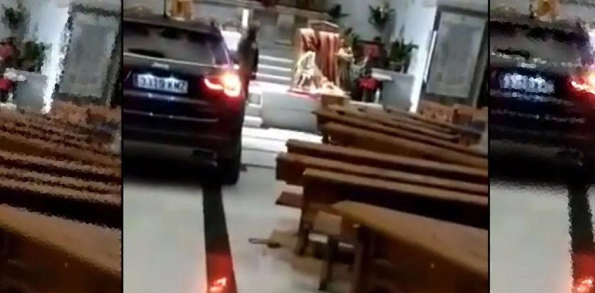 Se metió con el auto a una iglesia y quedó incrustado en el altar
