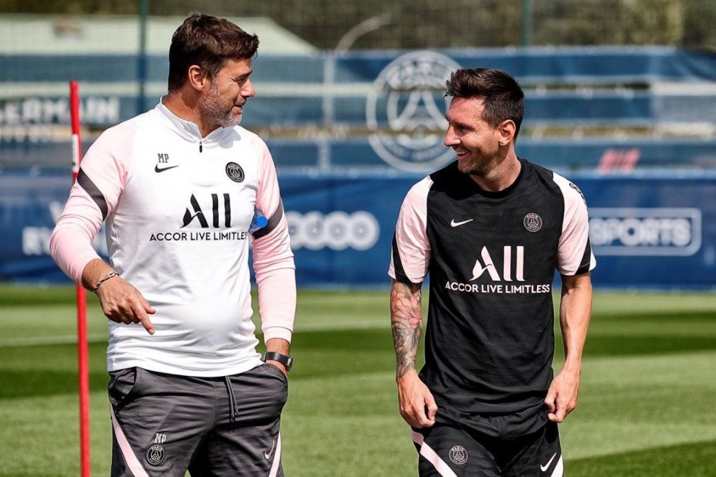 Lionel Messi con Mauricio Pochettino en un entrenamiento del PSG.