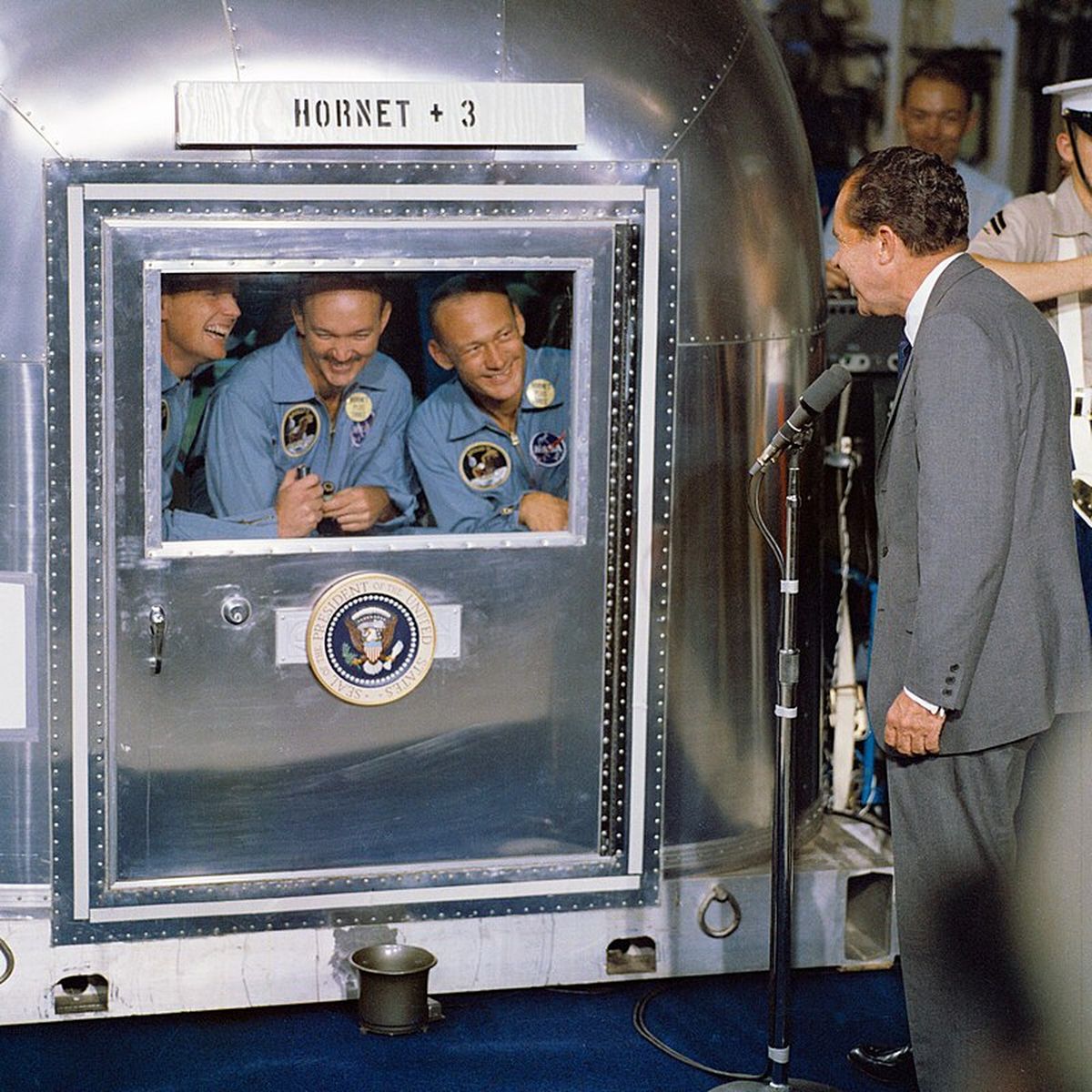 Los astronautas del Apolo 11, en cuarentena, reciben la visita del presidente Richard Nixon. Los astronautas del Apolo 11, en cuarentena, reciben la visita del presidente Richard Nixon.