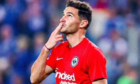Alario, quien reemplazó al colombiano Rafael Borré (ST 29m), señaló el cuarto del último campeón de la Liga de Europa, a los 45 minutos del segundo tiempo en el MDCC-Arena de Magdeburgo. Alario, quien reemplazó al colombiano Rafael Borré (ST 29m), señaló el cuarto del último campeón de la Liga de Europa, a los 45 minutos del segundo tiempo en el MDCC-Arena de Magdeburgo.