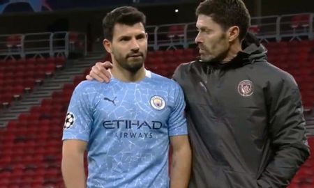 El Kun Agüero se mostró enojado por no recibir pelotas de sus compañeros del Manchester City durante el último partido por Champions League ante el Borussia Möchengladbach. El Kun Agüero se mostró enojado por no recibir pelotas de sus compañeros del Manchester City durante el último partido por Champions League ante el Borussia Möchengladbach.