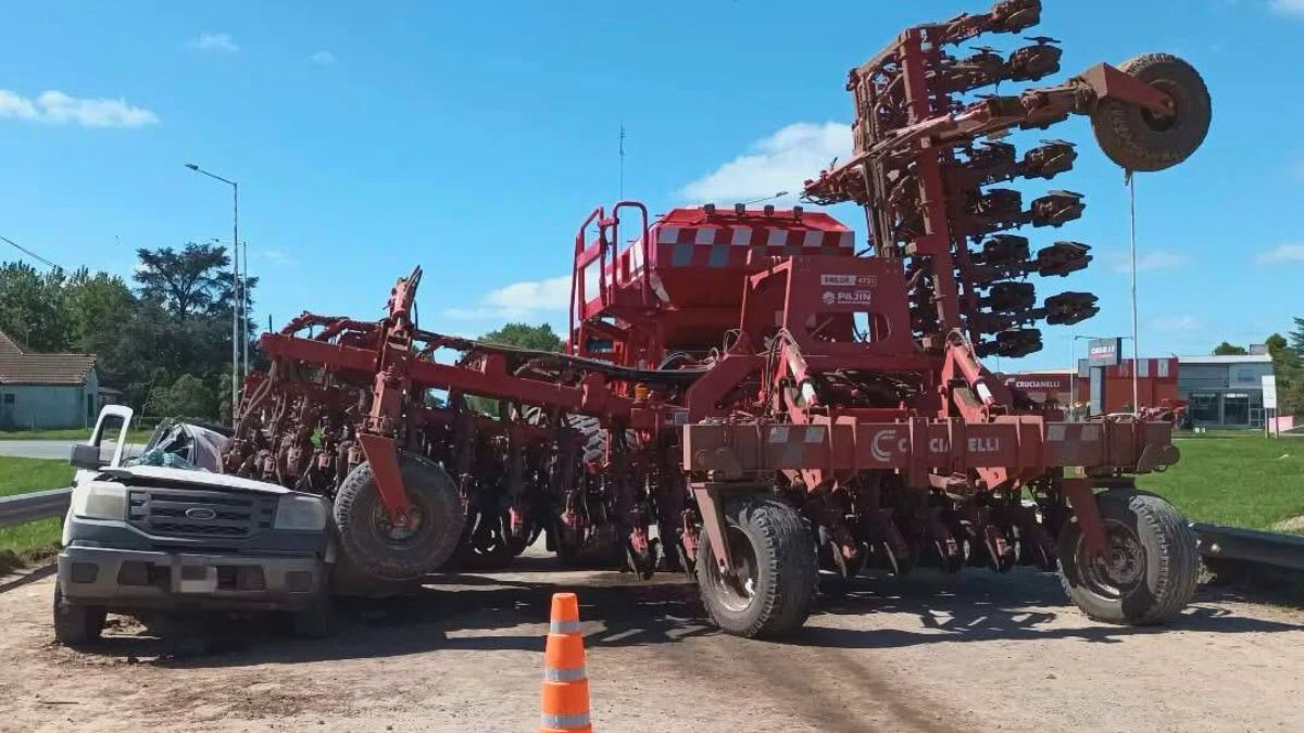 Impresionante accidente en Buenos Aires: una sembradora se desprendió y cayó sobre una camioneta