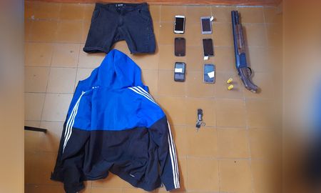 Seis teléfonos celulares y una escopeta recortada, algunos de los elementos secuestrados en el allanamiento Seis teléfonos celulares y una escopeta recortada, algunos de los elementos secuestrados en el allanamiento