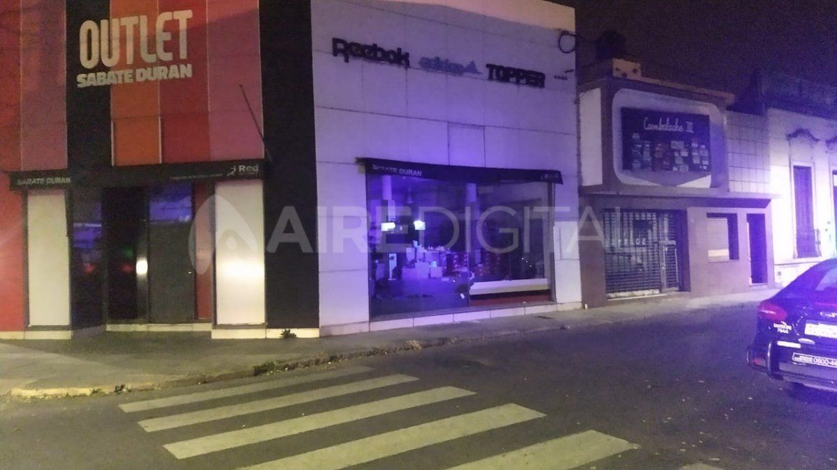 Vandalizaron un local de ropa deportiva frente a la municipalidad