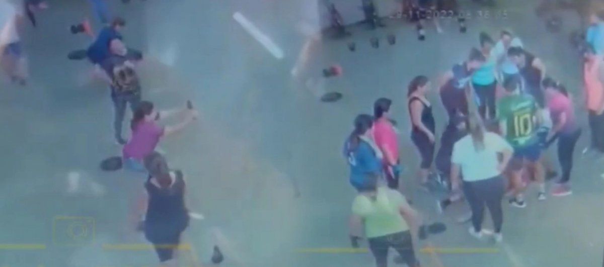 Ecuador: una mujer levantaba pesas en un gimnasio