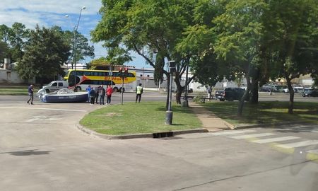 Avenida 27 de febrero: cayó una lancha de un tráiler Avenida 27 de febrero: cayó una lancha de un tráiler