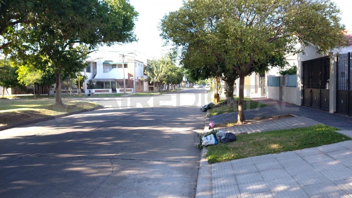 Dos motochorros asaltaron y dispararon contra un cadete en Alberdi al 7000 en el barrio Guadalupe.