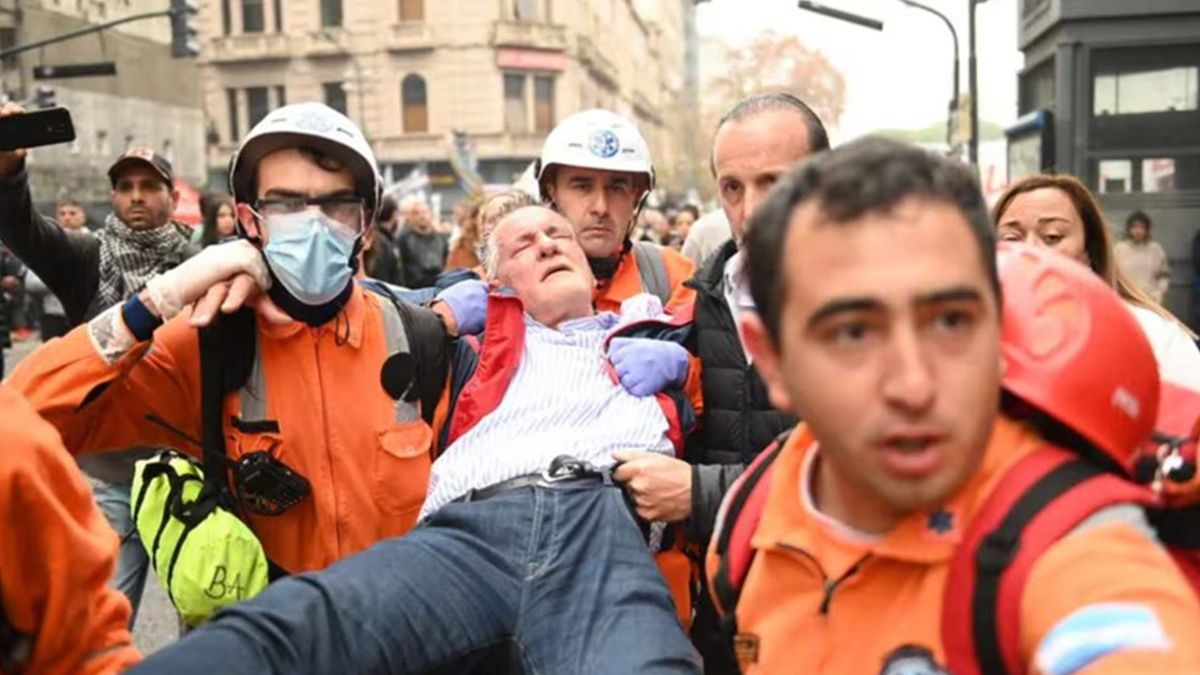 Los uniformados arrojaron gases lacrimógenos y afectaron los diputados Eduardo Valdés, Carlos Castagnetto y al menos cuatro legisladores más. Los uniformados arrojaron gases lacrimógenos y afectaron los diputados Eduardo Valdés, Carlos Castagnetto y al menos cuatro legisladores más.