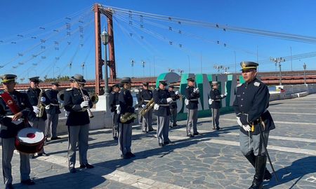 Las letras corpóreas de Santa Fe fueron el punto de encuentro para un emotivo homenaje. Las letras corpóreas de Santa Fe fueron el punto de encuentro para un emotivo homenaje.