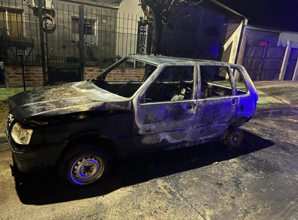 El Fiat Uno pertenecía a la pareja de Gastón Torres, el denunciante de L-Gante. El Fiat Uno pertenecía a la pareja de Gastón Torres, el denunciante de L-Gante.