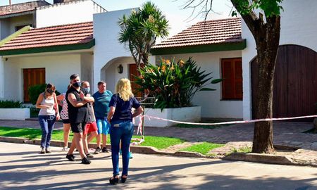 La víctima fue identificada como Roberto Mercadal, de 74 años, quien durante varios años ejerció como forense de la policía en la Unidad Departamental San Martín. La víctima fue identificada como Roberto Mercadal, de 74 años, quien durante varios años ejerció como forense de la policía en la Unidad Departamental San Martín.