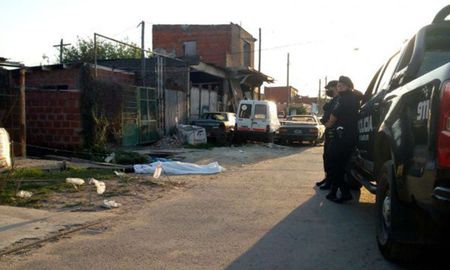 Un joven fue asesinado en la tarde de este martes en la zona de Campbell y José Ingenieros de la ciudad de Rosario. Un joven fue asesinado en la tarde de este martes en la zona de Campbell y José Ingenieros de la ciudad de Rosario.