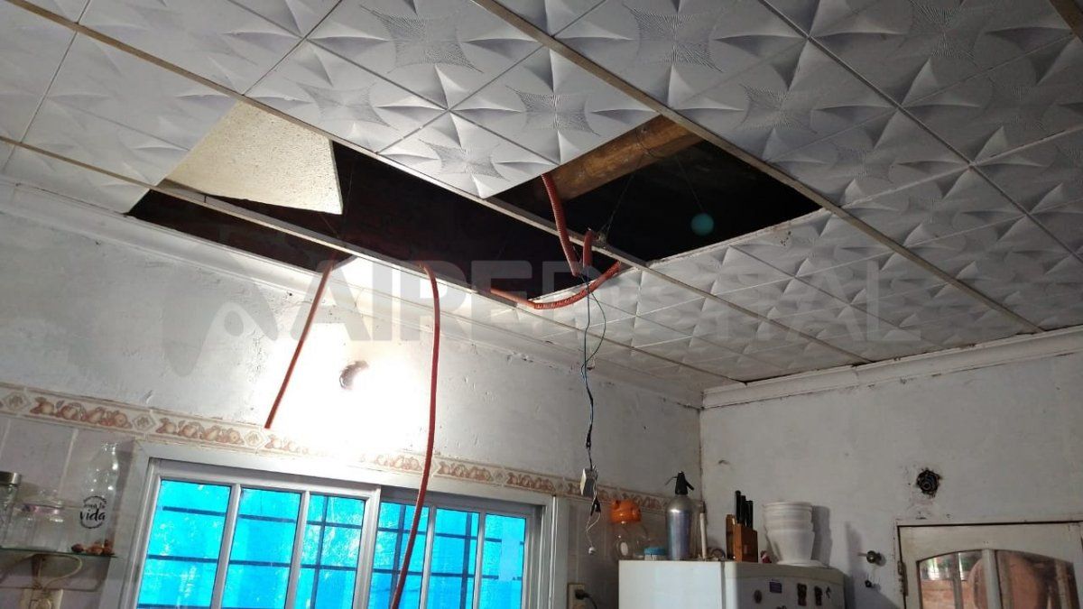 Las placas de yeso del cielorraso se desplomaron en la dependencia donde estaba la esposa de Rubén