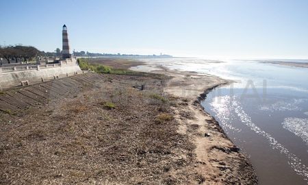 En la ciudad de Santa Fe el río oscila cerca del metro y se esperan alturas similares al menos hasta mediados de diciembre, muy por debajo de los 3,37 metros promedio para esta época del año. En la ciudad de Santa Fe el río oscila cerca del metro y se esperan alturas similares al menos hasta mediados de diciembre, muy por debajo de los 3,37 metros promedio para esta época del año.