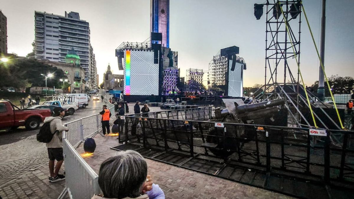 Rosario festejó su tricentenario con un histórico show de Nicki Nicole y Juan Carlos Baglietto. Rosario festejó su tricentenario con un histórico show de Nicki Nicole y Juan Carlos Baglietto.