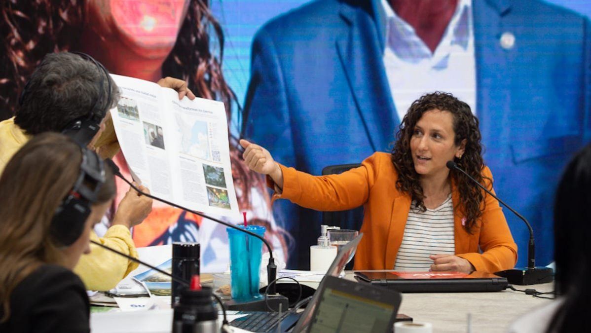 Mondino visita a los vecinos con una revista que muestra las propuestas de la concejal y las obras de la Municipalidad.