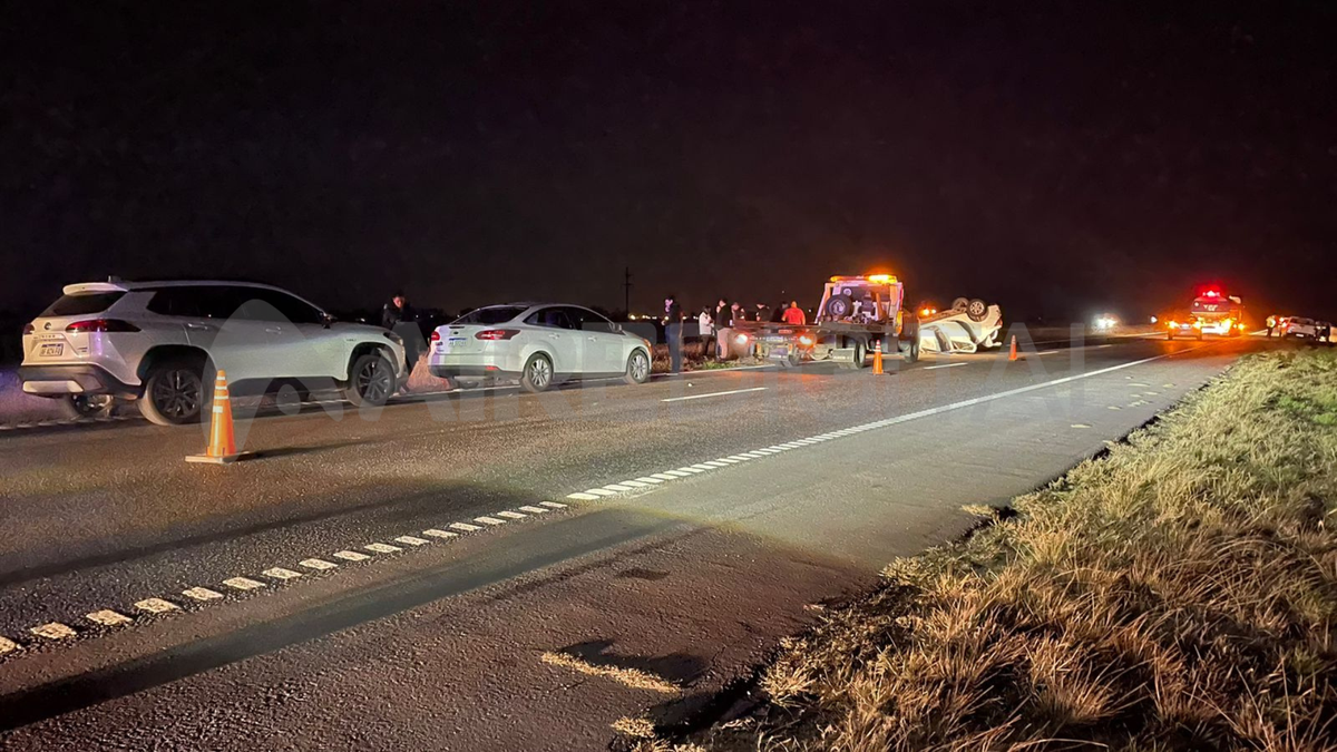 Por el impacto, el auto volcó y quedó dado vuelta. Por el impacto, el auto volcó y quedó dado vuelta.