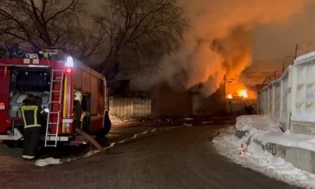 Cinco personas murieron en el incendio de un almacén de flores en Moscú.