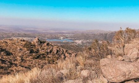 La flora autóctona de Valle de Piedra, liderada por el molle y el espinillo, cumple un rol vital en la retención de humedad de las sierras, permitiendo que los arroyos mantengan su caudal incluso en épocas de sequía. La flora autóctona de Valle de Piedra, liderada por el molle y el espinillo, cumple un rol vital en la retención de humedad de las sierras, permitiendo que los arroyos mantengan su caudal incluso en épocas de sequía.