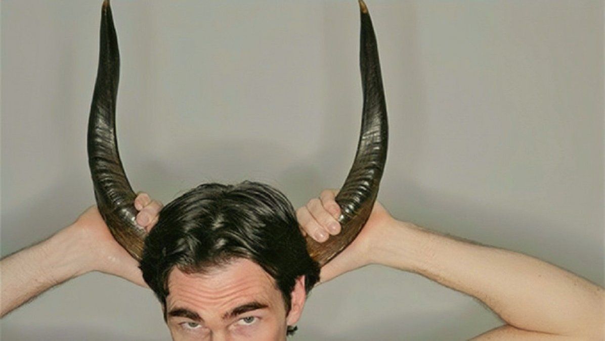 Veía historias de Instagram con su novio y apareció un video de ella besando a otro: increíble final