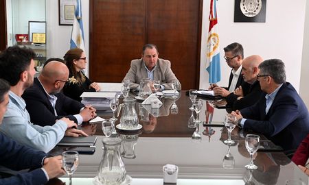 El intendente Juan Pablo Poletti ya tiene en sus manos el informe elaborado sobre la situación de la Caja Municipal de Jubilaciones de Santa Fe. El intendente Juan Pablo Poletti ya tiene en sus manos el informe elaborado sobre la situación de la Caja Municipal de Jubilaciones de Santa Fe.