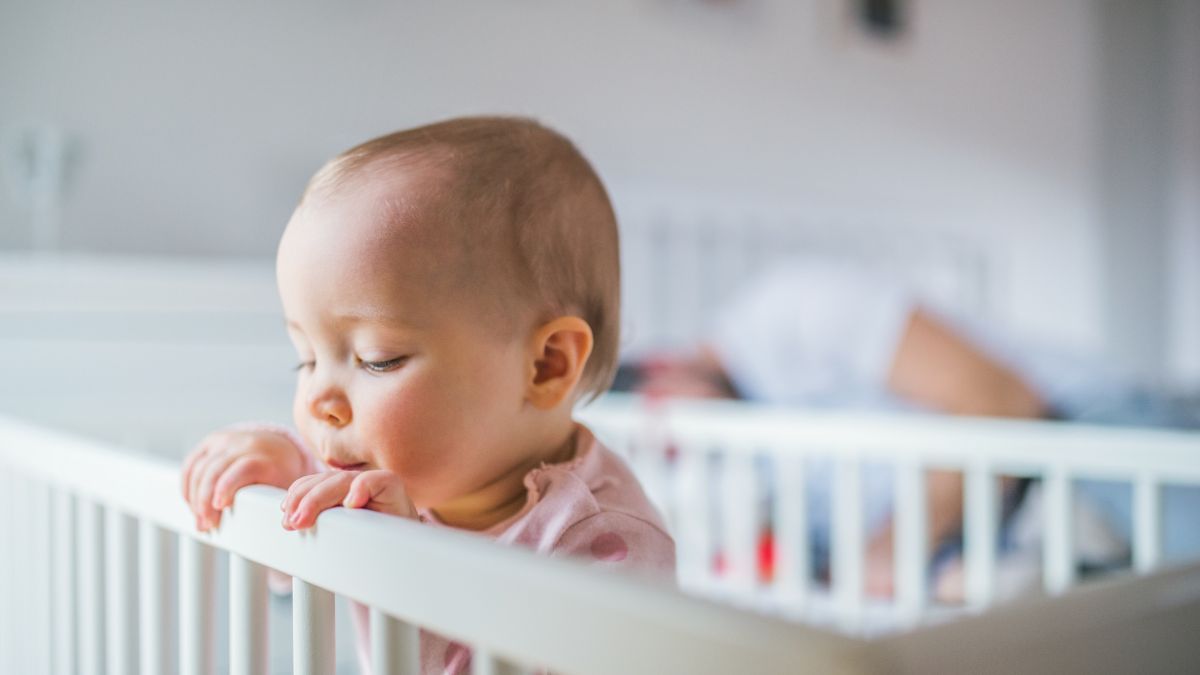 Los especialistas recomiendan que, al menos durante los primeros seis meses, el bebé duerma en la misma habitación que los padres, pero en una cuna separada. Los especialistas recomiendan que, al menos durante los primeros seis meses, el bebé duerma en la misma habitación que los padres, pero en una cuna separada.