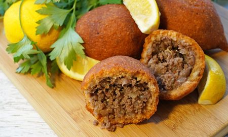 Cómo hacer Köfte, el plato turco de albóndigas especiadas que se prepara fácil en casa. Cómo hacer Köfte, el plato turco de albóndigas especiadas que se prepara fácil en casa.