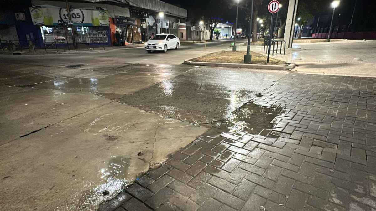 Una importante pérdida de agua afecta la rotonda de J.J. Paso y Zavalla en Santa Fe.