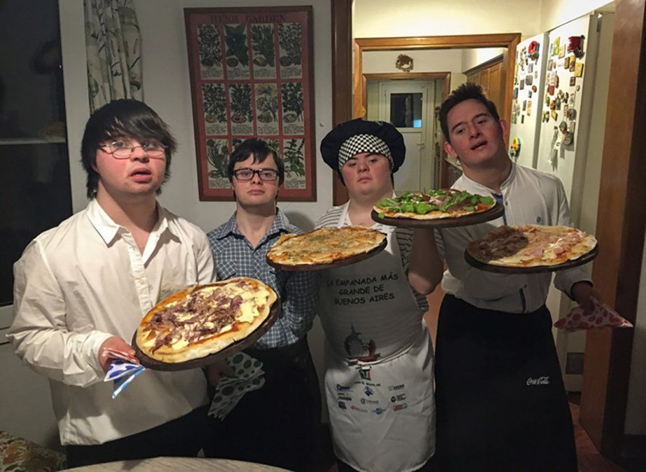 Un grupo de amigos con síndrome de Down abrió una pizzería porque nadie les daba trabajo