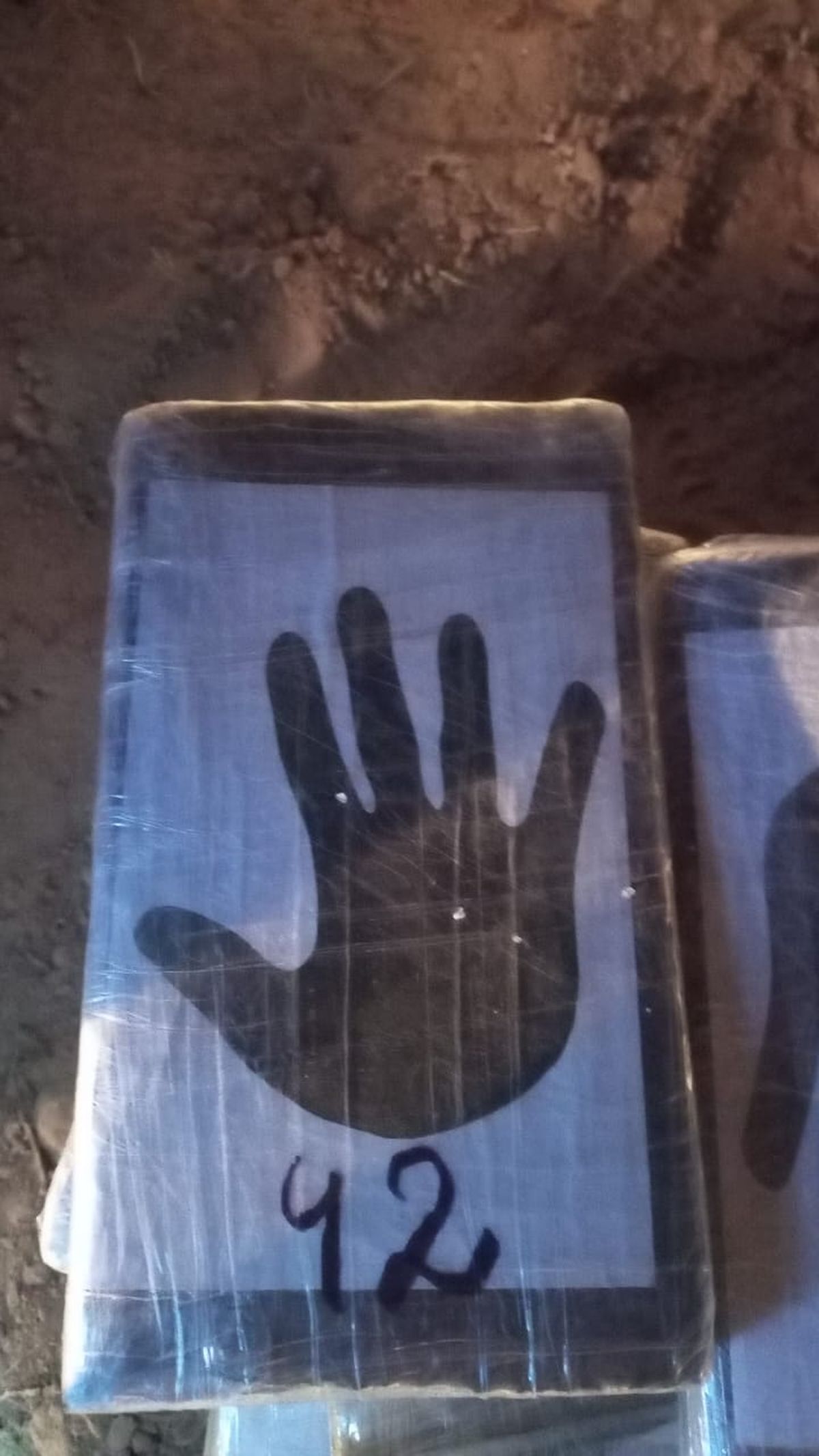 La mano negra es también uno de los símbolos hallados en los panes de droga secuestrados. La mano negra es también uno de los símbolos hallados en los panes de droga secuestrados. 